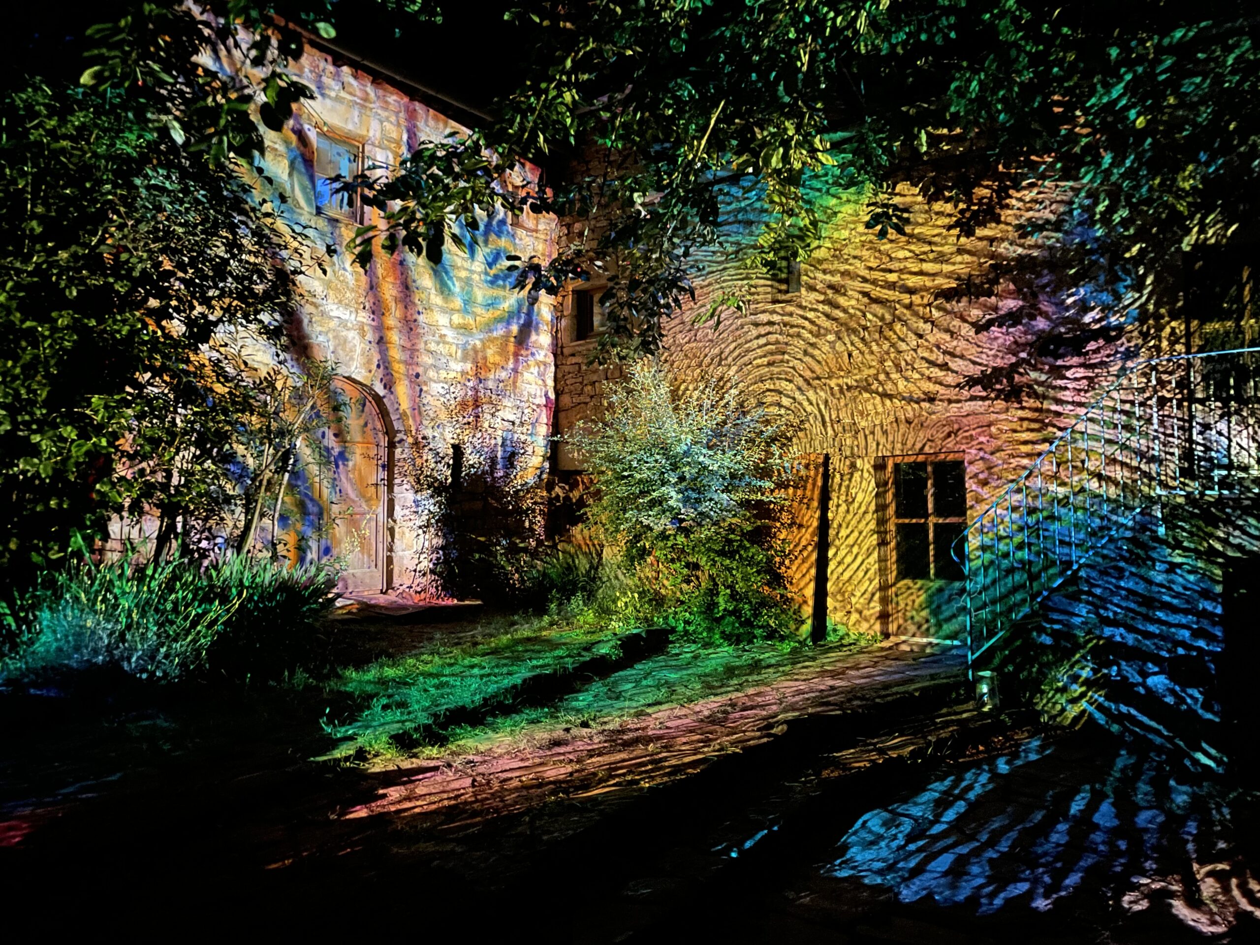 Mise en lumière du hameau de Bécours, Aveyron. Foyer des Éclaireurs de France photo: Julien Bonnenfant