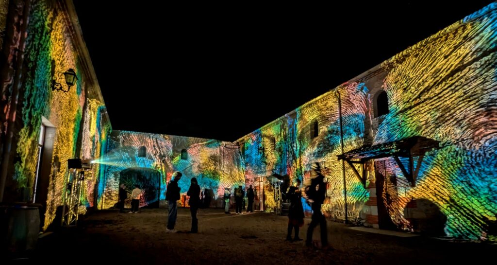 Parcours lumière immersif dans un chai en Dordogne Photo Léonard Salle