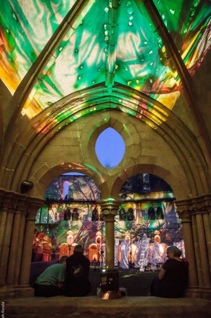 Mise en lumière des voûtes du déambulatoire, cloître de Tulle en Corrèze Photo Sarah Escola
